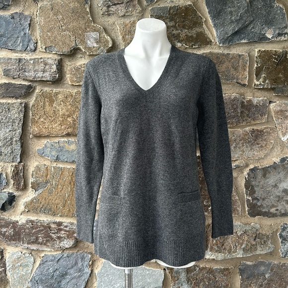 NWT J Crew V-neck front-pocket sweater in Supersoft yarn in Gray Size Medium - Picture 2 of 11